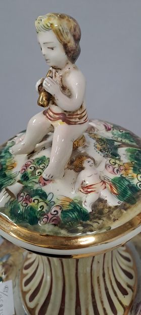 null CAPO DI MONTE 
Grand vase couvert sur piédouche en porcelaine à riche décor...