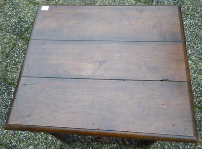 null Small oak table, the tray with square section, it rests on four legs twisted...