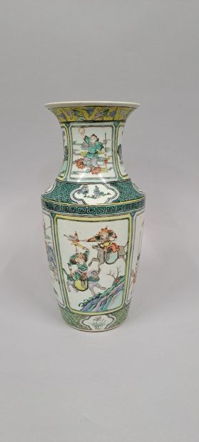 null CHINE - Début XXe siècle
Vase de forme cylindrique à col légèrement évasé en...