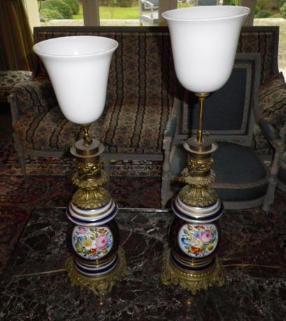null Pair of oil lamps, Napoleon III period. The shaft in Old Paris porcelain with...