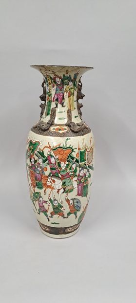 null CHINE, Nankin - Fin XIXe siècle
Vase de forme balustre en porcelaine émaillée...