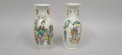 null Suite de deux vases en porcelaine de forme balustre à décor de personnages féminins...