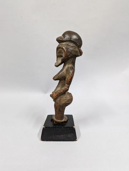 null Ivory Coast
Senufo statuette represented with hands on knees. 
H. 28 cm