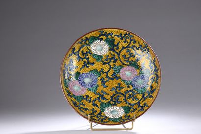 null JAPAN, Kutani kilns - Modern
Porcelain cup enamelled polychrome of chrysanthemums...