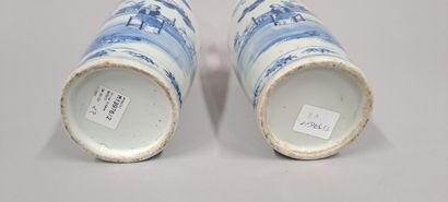 null CHINE - Début XXe siècle
Paire de vases cylindriques à col évasé en porcelaine...