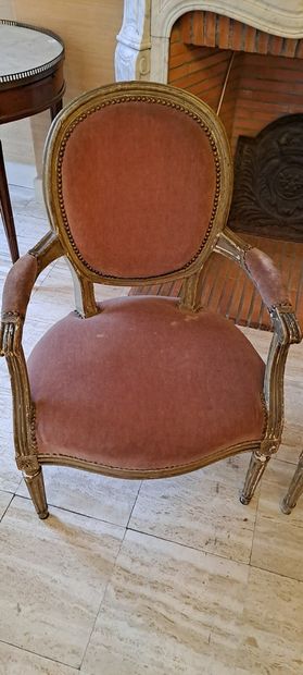 null Pair of cabriolet armchairs upholstered in pink velvet, 18th century.

Height...