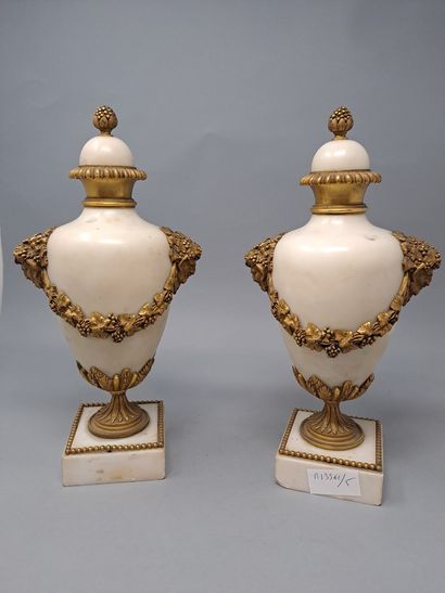 null Paire de pots couverts en marbre blanc et bronze ciselé et doré, de forme balustren...