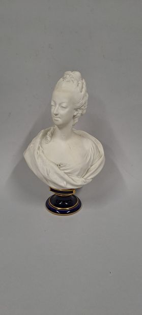 null SÈVRES - 20th century, 
Bisque porcelain bust of Marie-Antoinette, on a blue...