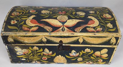 null Rectangular wedding chest in polychrome painted wood with doves, flowers and...