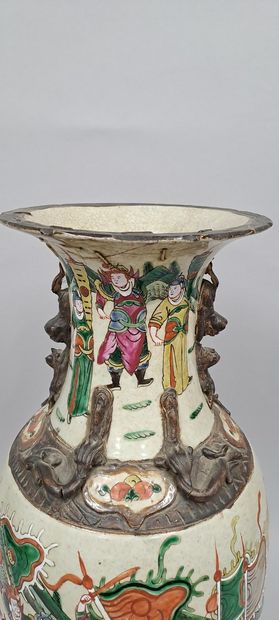 null CHINE, Nankin - Fin XIXe siècle
Vase de forme balustre en porcelaine émaillée...