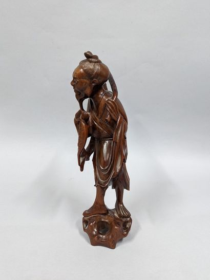 null CHINE - Début XXe siècle
Statuette de pêcheur debout en bois, tenant un poisson...