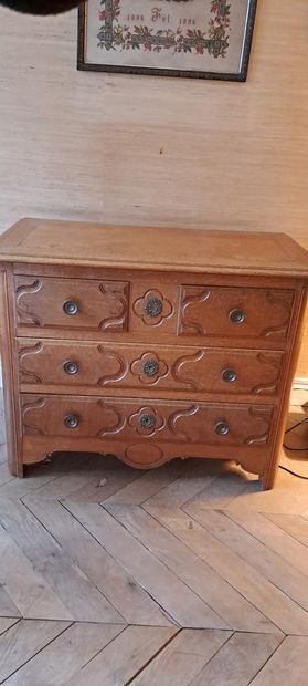null Chest of drawers with four drawers, two in the belt.

87 x 110 x 57.50 cm