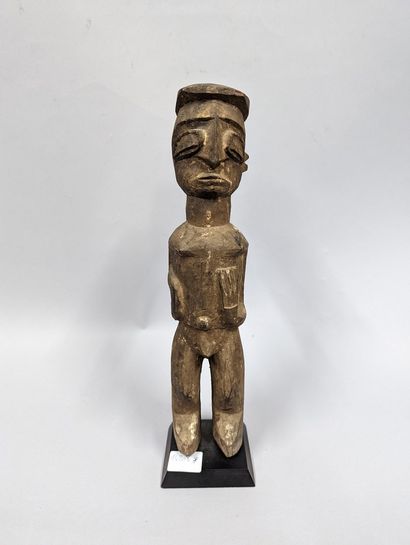 null Burkina Faso
Lobi statue, arms strangely twisted, brown patina.
H. 34 cm