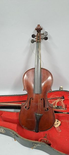 null 4/4 violin from Mirecourt, circa 1900, medio-fino model.
360 mm. With case and...