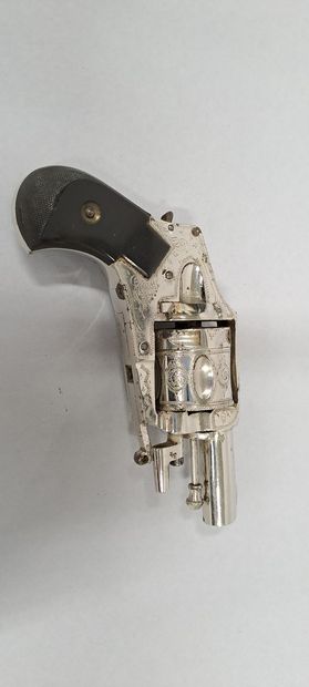 null Cal. 320 cylinder revolver. 
Folding trigger and rear safety. Engraved and nickel-plated.
Manufacture...