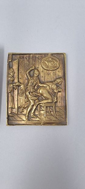 null CURIOSA
Réunion de deux plaques représentant des ébats :
- plaque en bronze...