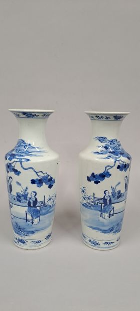 null CHINA - Early 20th century
Pair of cylindrical vases with flared necks in porcelain...