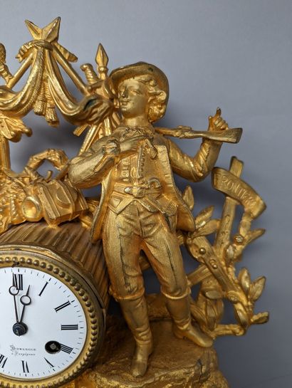 null Clock in gilded regule (redoré) representing a couple, the man a rifle on the...