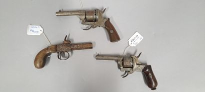 null Lot of three weapons:
- Two pinfire revolvers, cal. 7 mm. Accidents and missing...