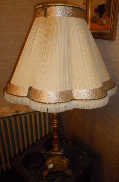 null Pied de lampe en bois doré, il repose sur trois pieds griffes.

Ht. : 64 cm...