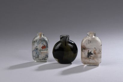 null CHINA - 20th century
Three glass snuffboxes, one imitating agate and two painted...