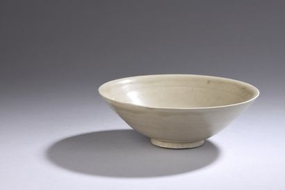 null CHINA - SONG Dynasty (960 - 1279)
Bowl with a flared rim in grey-beige glazed...