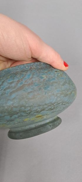 null DAUM - NANCY 
Bowl with spherical body on pedestal. Proof in blue and yellow...