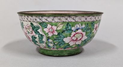null CHINA, Canton - About 1900
A copper and enamel bowl decorated with birds and...