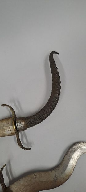 null Pair of kriss, steel blades and gazelle horn handles.
L. 54,5 - 57 cm