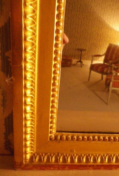 null Miroir de cheminée rectangulaire à décor d'un rang de perles et de feuilles...