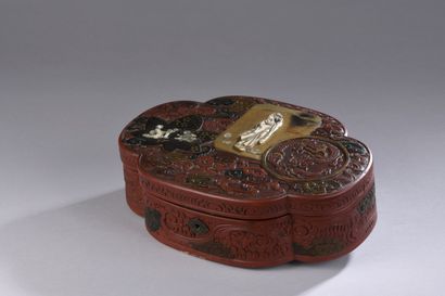 null JAPON - Epoque MEIJI (1868 - 1912)
Boite de forme polylobée en bois sculpté...