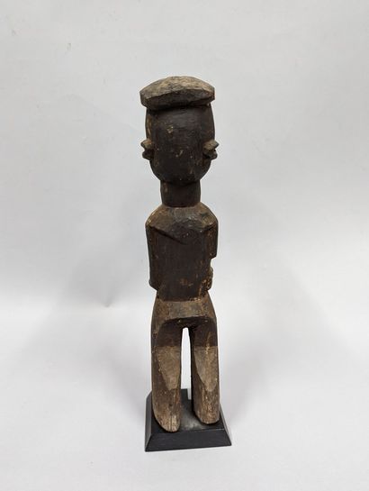 null Burkina Fasso						
Statue lobi, les bras étrangement tordus, patine brune.
H....