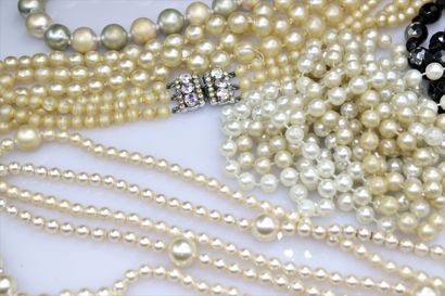 null Lot de perles fantaisies sur collier, bracelet ou à renfiler.