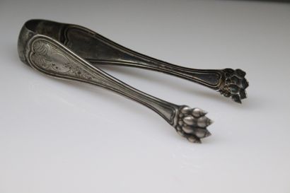 null A silver sugar tongs (Minerva), tongs in lion paws. 

Weight : 26 g - L. : 14.50...