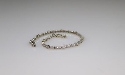 null Bracelet en or gris 18k (750) orné de diamants. 
Tour de poignet : env. 7 cm...