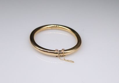 null Bracelet rigide en or jaune 18k (750). Fermoir à chaînette de sécurité en or...