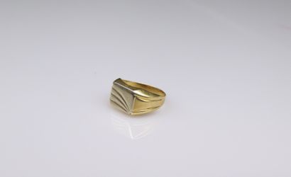 null Chevalière in 18k (750) yellow gold. 
Finger size : 67 - Weight : 9.30 g.