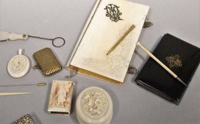 null Set of display objects, mostly from the late 19th century :
- a small ball book...