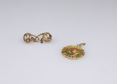 null 18k (750) yellow gold lot including an openwork pendant inscribed "AVRIL" and...
