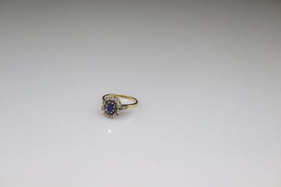 null Daisy ring in 18k (750) yellow gold and platinum set with a sapphire in a circle...