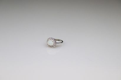null Silver ring 925° centered of a white opal in a surround of white stones. 


Size...