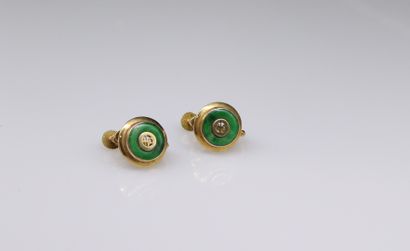 null Pair of round ear clips in 14k (585) yellow gold with a jade disc centered with...