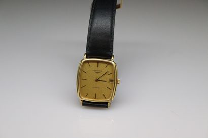 null LONGINES
Men's wristwatch, square case in gilt metal, dial with gilt background,...