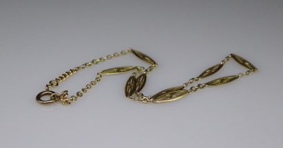 null Yellow gold necklace 18k (750) with oblong mesh. 
French work. 
Around the neck...