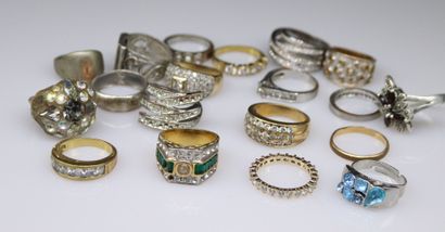 null Lot of metal rings decorated with fancy stones.