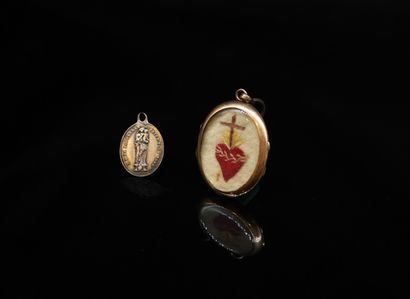 null Médaillon souvenir en or rose 14k (575) décoré d'un coeur ex-voto brodé et d'une...