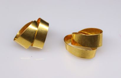 null VAN DER STRAETEN (1965 -)
Pair of ear clips in gilded metal. Signed in all ...