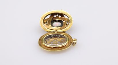 null Pendentif médaillon porte souvenir en or jaune 18K (750) orné d'une opale dans...