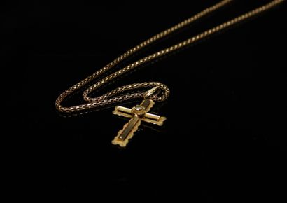 null Chain and its cross in yellow gold 18k (750) decorated with a white stone.
Around...