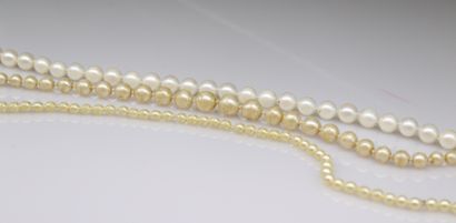 null Lot of three pearl necklaces including : 
- a necklace of fancy pearls. The...